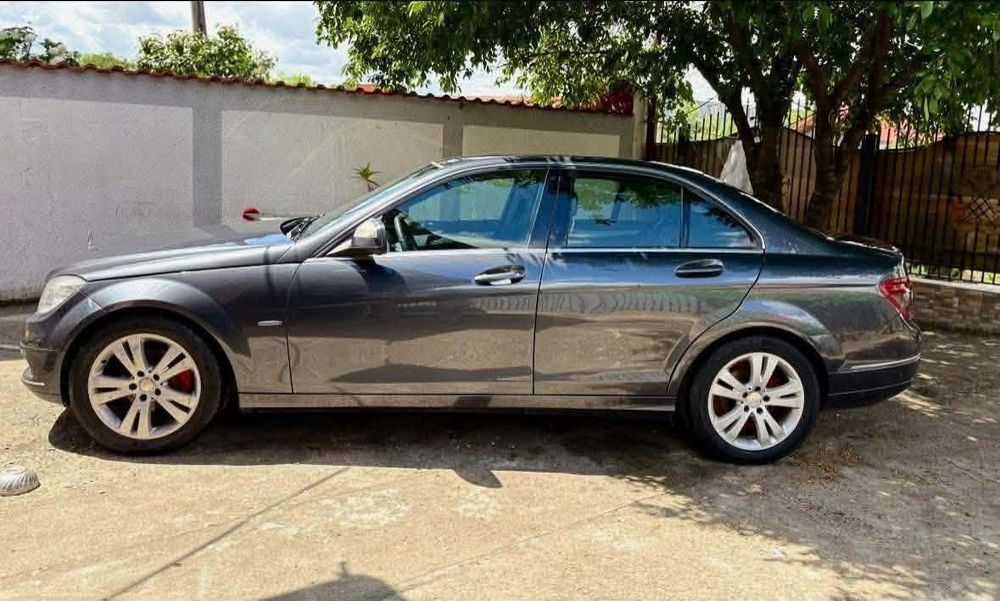 Vând Mercedes C200