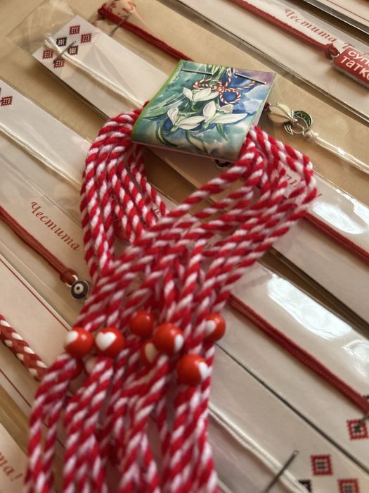 Мартеници на едро