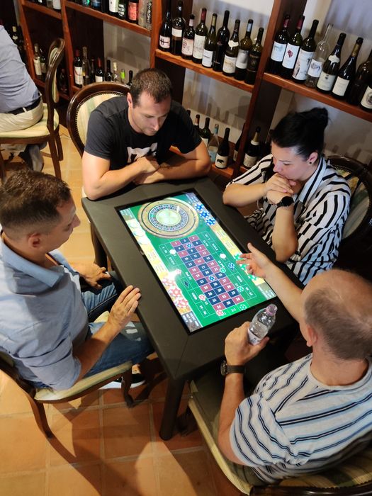 Tabletă încorporat într-o masă cu jocuri de societate pt HOTELURI