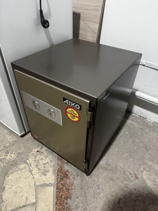 Продам сейф офисный AIKO