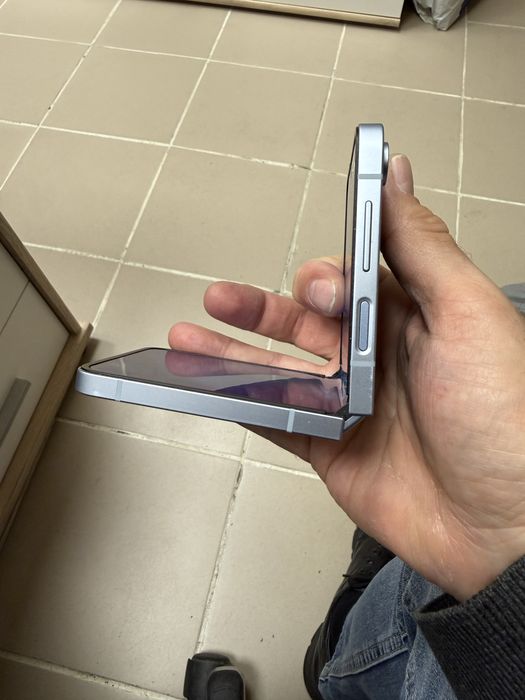 Samsung Galaxy Z Flip 6 12/256gb- отличен