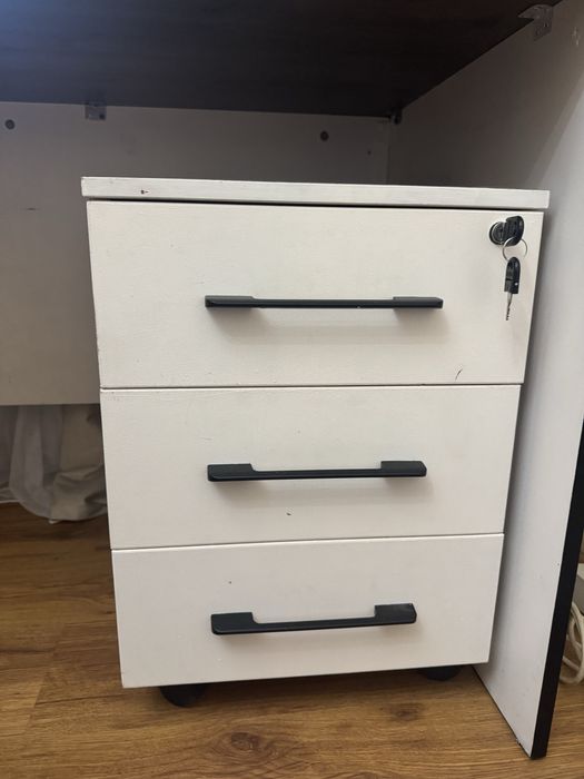 Стол и тумба офисные/для гостиной