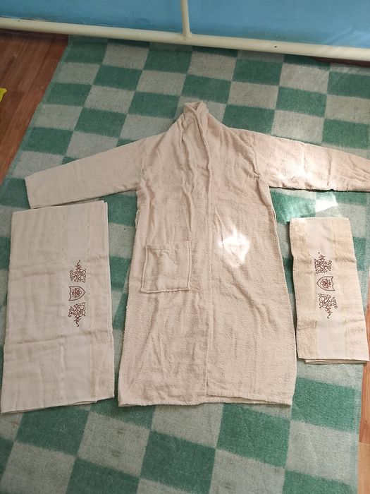 банный халат и два полотенца