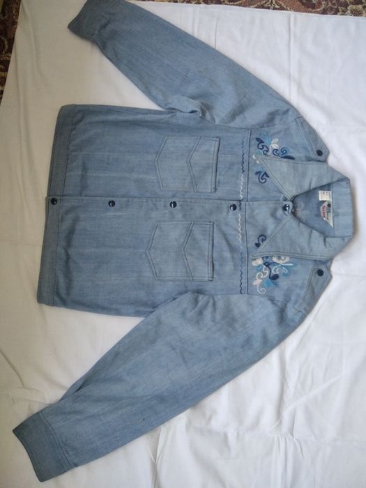 Две новые куртки с набивным рисунком за 60000 обе. Размер 46--48