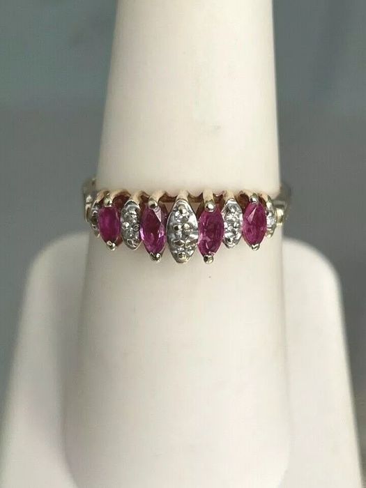 Златен пръстен с диаманти и рубини