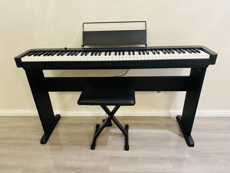 Van Pian Casio aproape nou cu scaun inclus