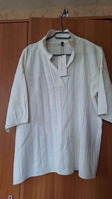 Предлагам дамски комплект в бяло