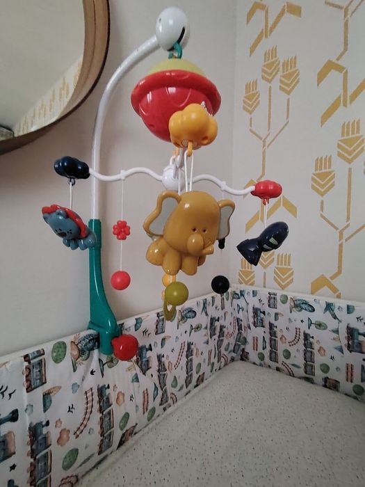 Carusel muzical cu lumini și telecomanda