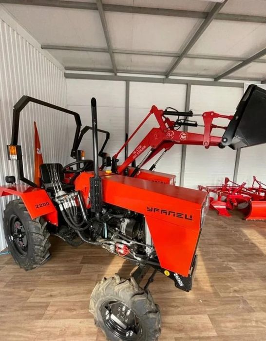 Трактор Уралец 220 25л.с