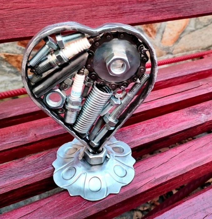 Сърце от рециклирани метални части