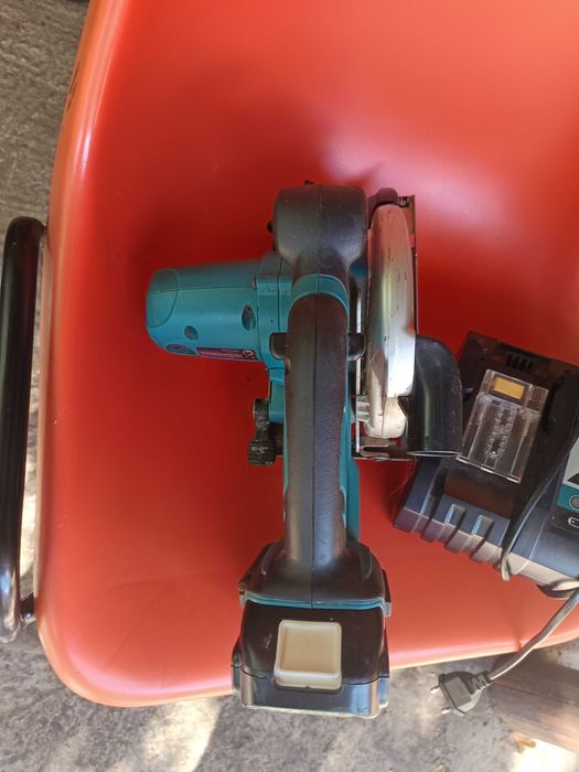 Circular Makita baterie 18 V.