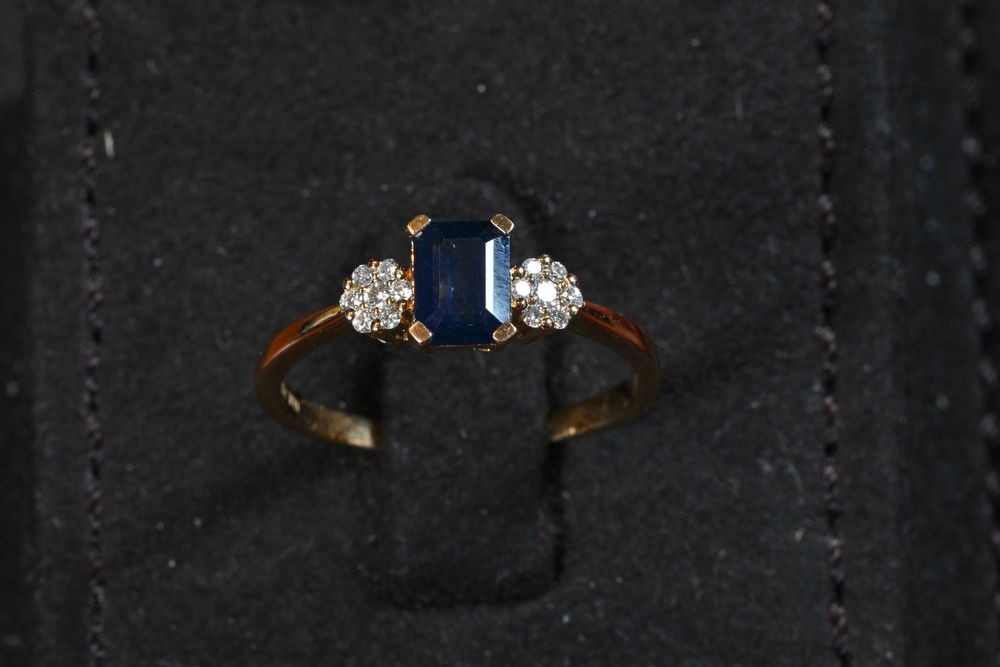 Златен Пръстен 750 (18к) с 14 Диаманта и Сапфир Размер 62