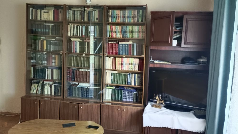 Книжные полки и книжный шкаф