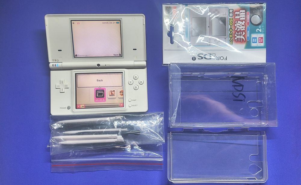 Nintendo DSi в белом цвете