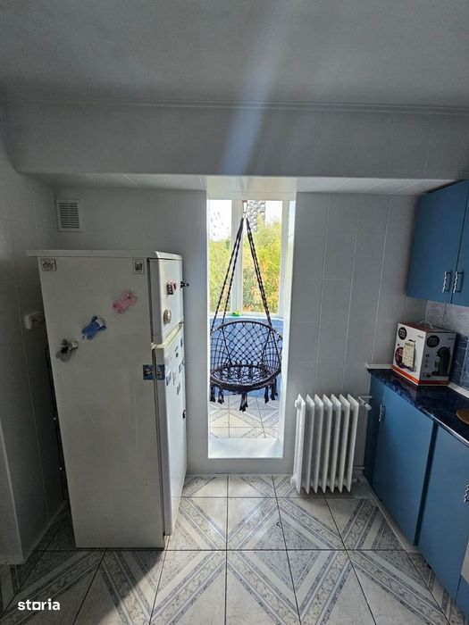 Garsonieră spațioasă cu balcon și mobilier complet