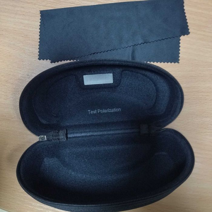 Твърд калъф за очила, нов + подарък кърпичка