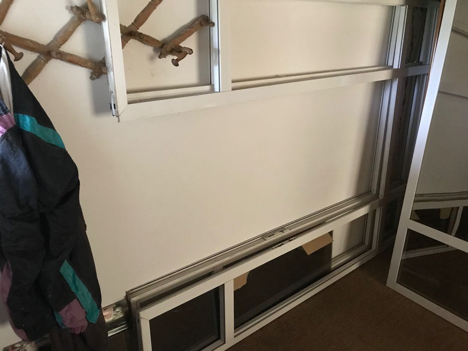 Брава-греда ; Алуминиева дограма/преграда с врата