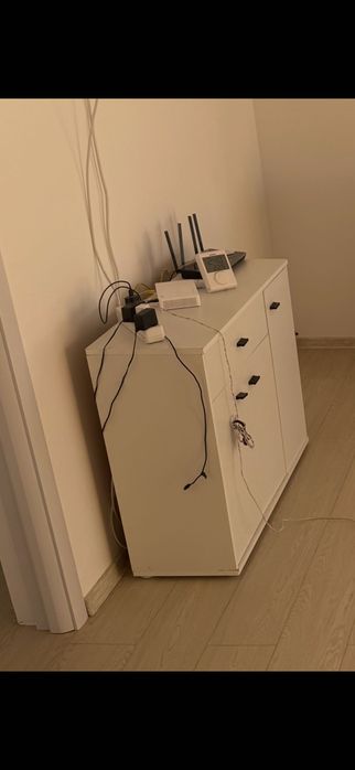 Mobilier: 2 dulapuri,birou,pătuț copil și saltea inclusă