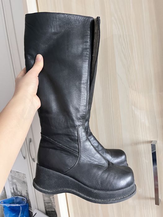 Продам кожаные сапоги на платформе