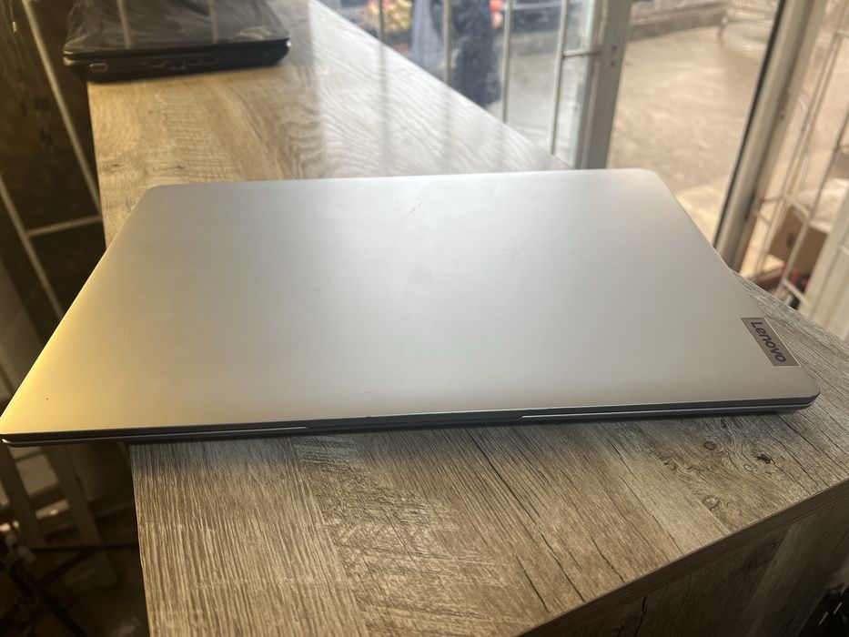 Noutbuk sotiladi Lenovo