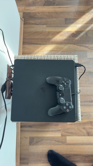 Pachet PS4 Slim + 10 Jocuri Top (Spider-Man, GTA V, FC 24) + 3 Manete