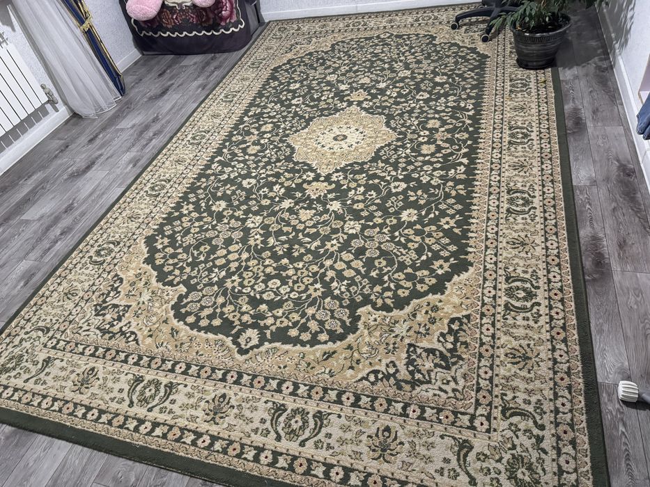 Ковер зеленого цвета