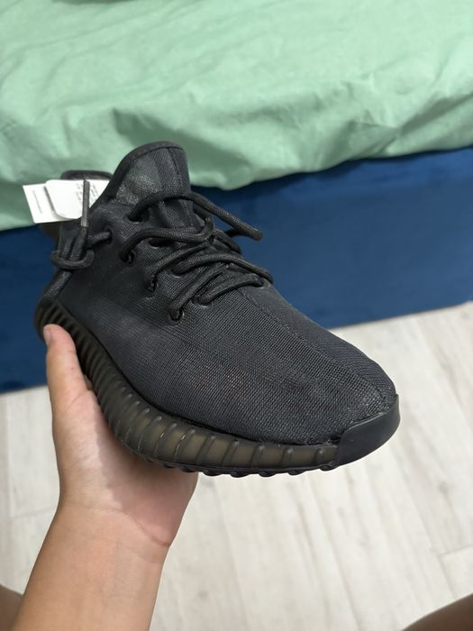 Yeezy negri cu putin portocaliu