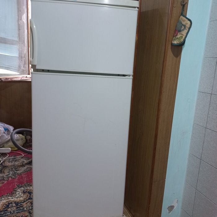 Продается двухкамерный Холодильник
