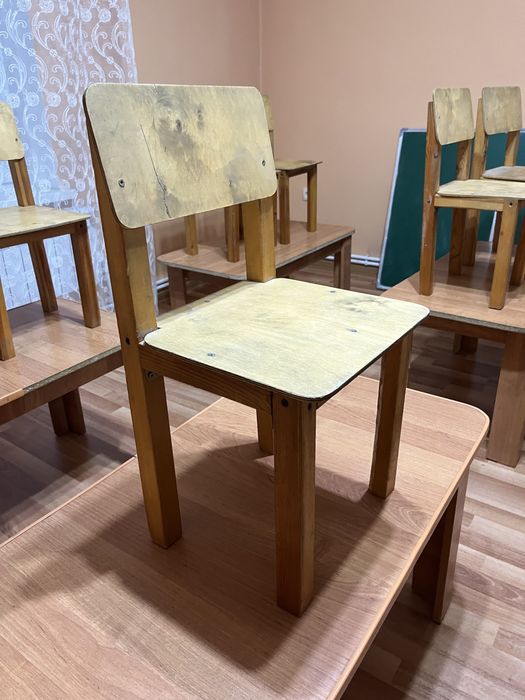 Деревянные детские стол и стулья