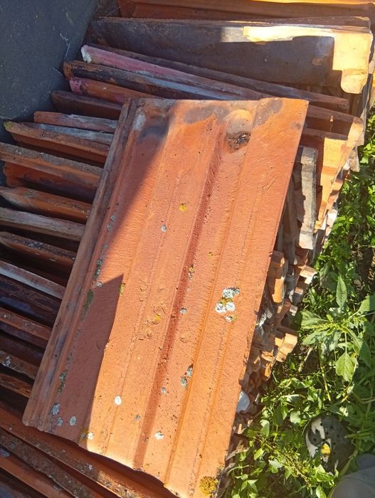 Țiglă cu patru ciocuri