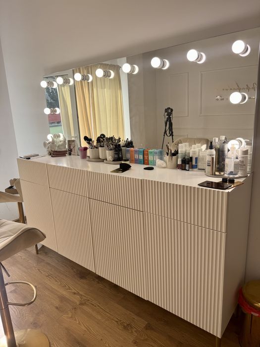 Comoda2700 lei oglinda cu becuri separat 1700 lei