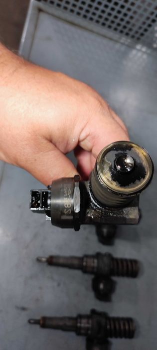 Injector injectoare volkswagen vw passat 1.9 BLS cod 038130073K BS