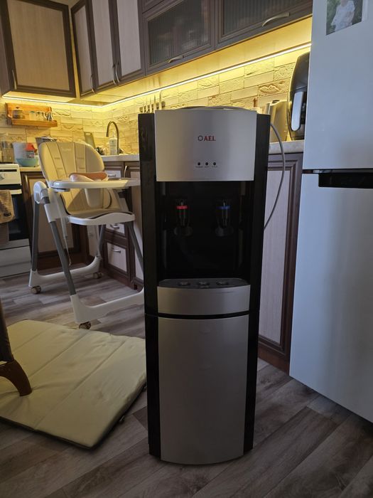 Кулер для воды почти новый