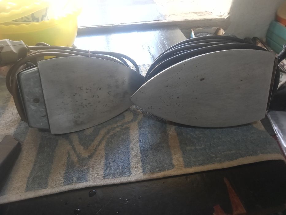 Продам два утюга советские.