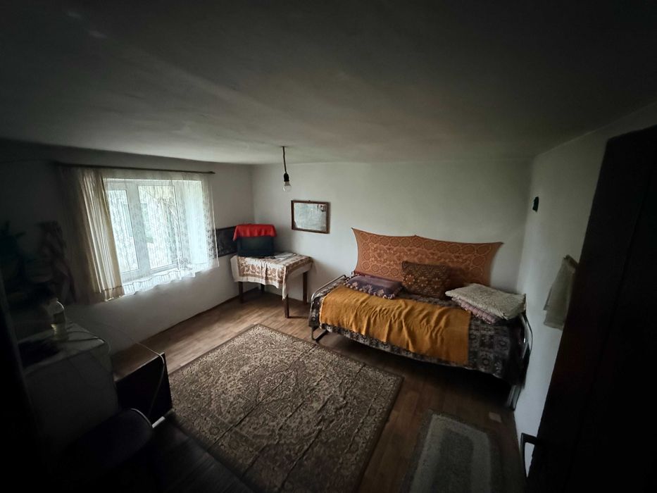 Къща с двор в с.Здравец