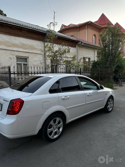 Lasetti 1.8 sotiladi