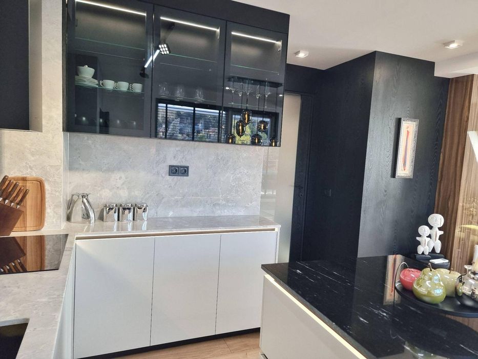 Дава се под наем Тристаен апартамент в Пловдив, Център - 130 кв.м за 1994.61 € - Снимка #4