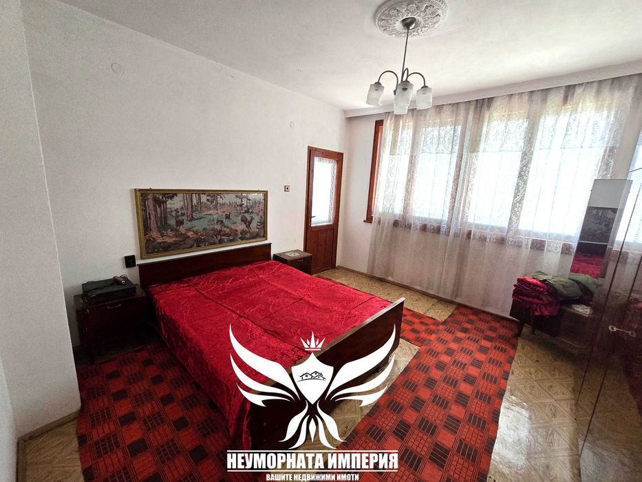 Двуетажна къща с постройки 320РЗП с 1430кв. двор село Конуш