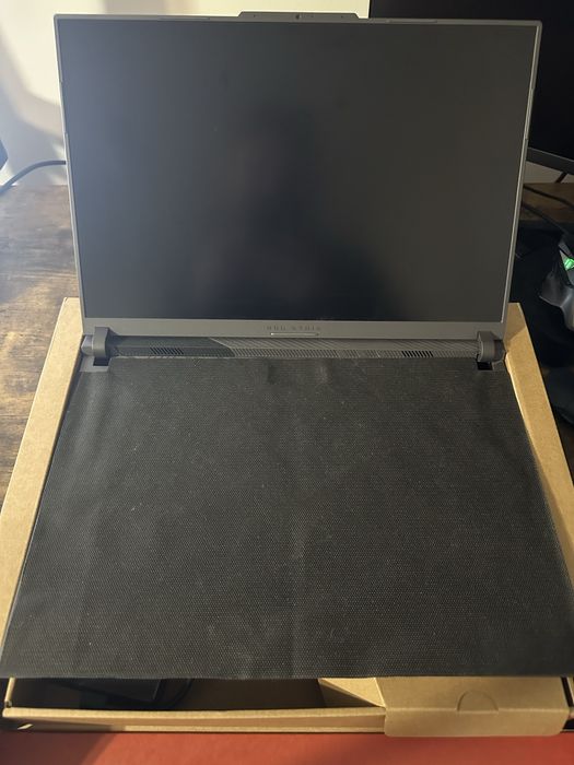 Asus ROG Strix G16 I5-13450HX 16GB 512GB SSD RTX4050 cu garantie 2 ani