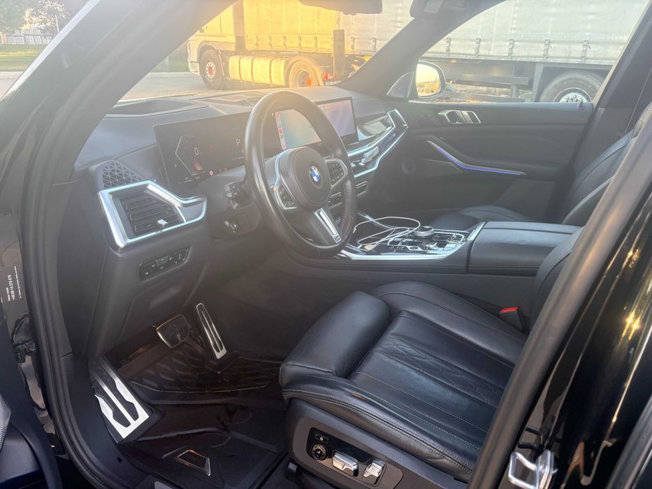 Se oferă spre vânzare BMW X7 M60i xDrive, într-o configurație premium, 7 locuri, cu doar 43.000 km.TVA deductibi