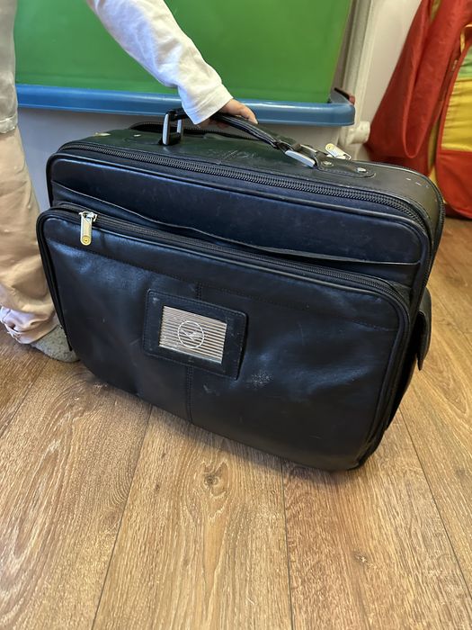 Чемодан кожаный черный