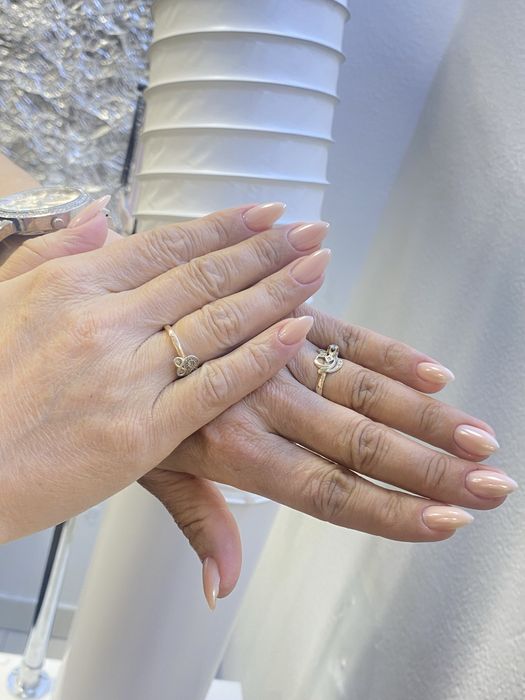 Наращивание ресниц и маникюр