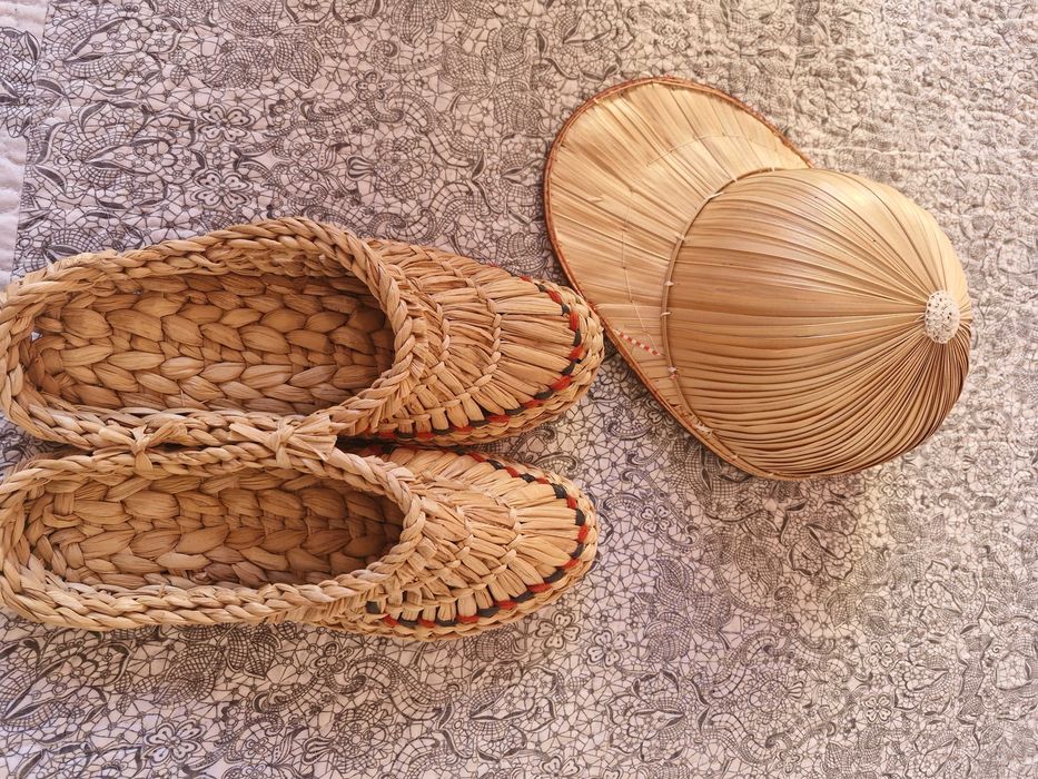 Продават се сувенирни шапка и пантовки Виетнам