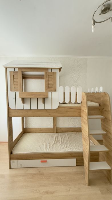 Двухярусная кровать