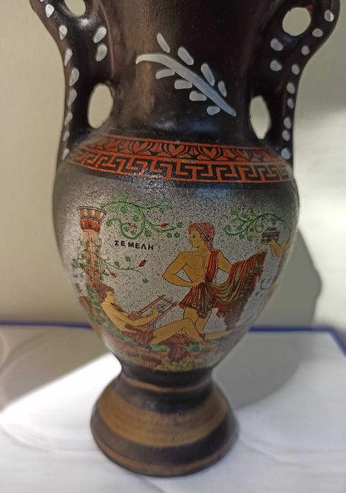 Керамична ваза с гръцки мотиви