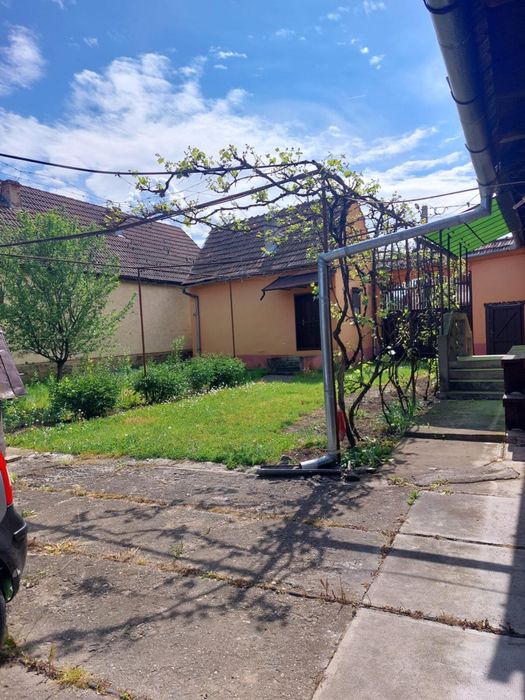 Teren intravilan cu casa de vanzare