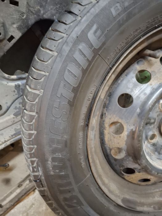 Зимни гуми 4броя 235/55/17 Kumho и летни 4бр. 175/70/14 Brigestone