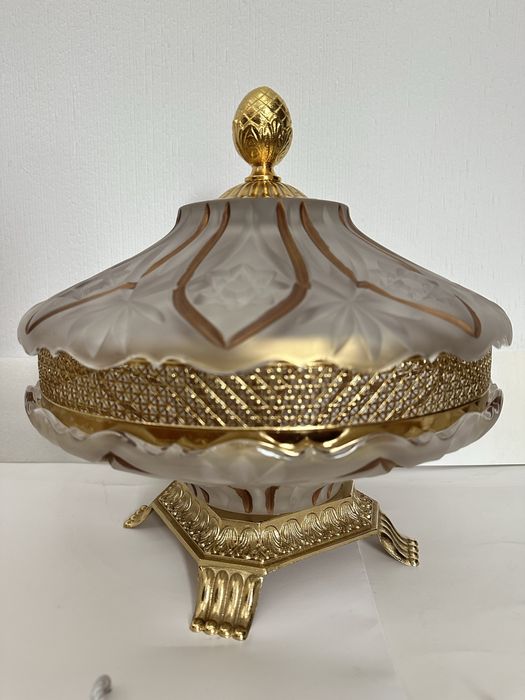 Ваза хруствльная на ножках- винтажная в стиле барокко. Сросно- торг!