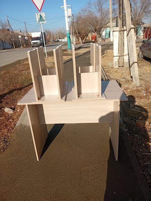 Стол стульяларымен бирге сатылады