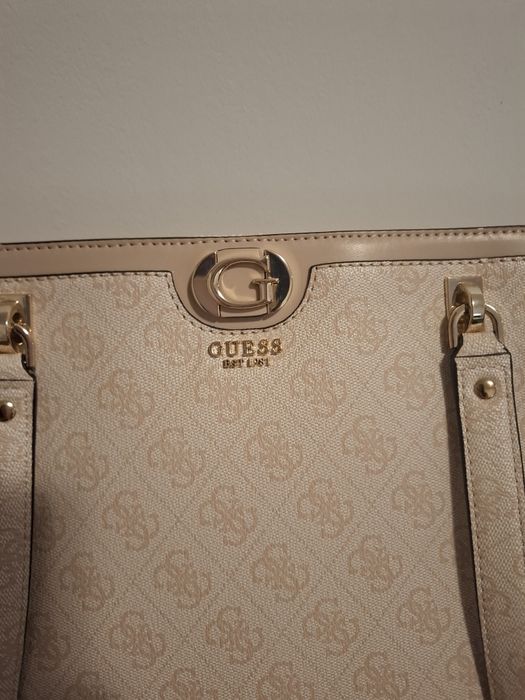 GUESS чанта в актуален принт